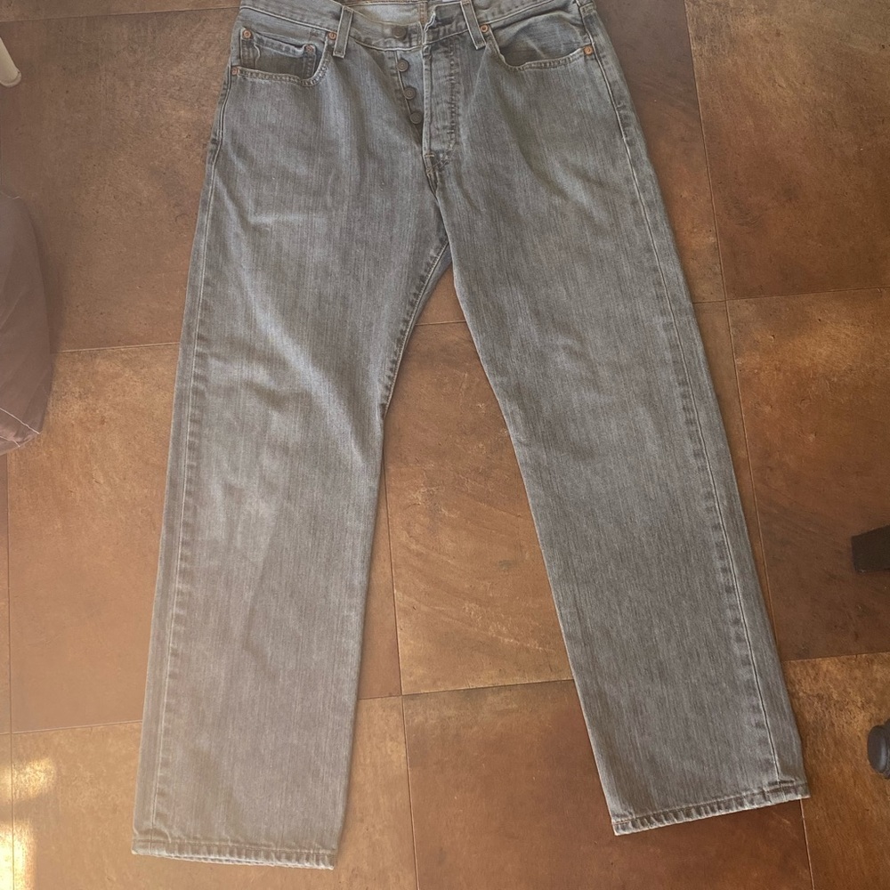 Vintage High Rise Levis! Great condition (like new). Waist 32’ length 30’.